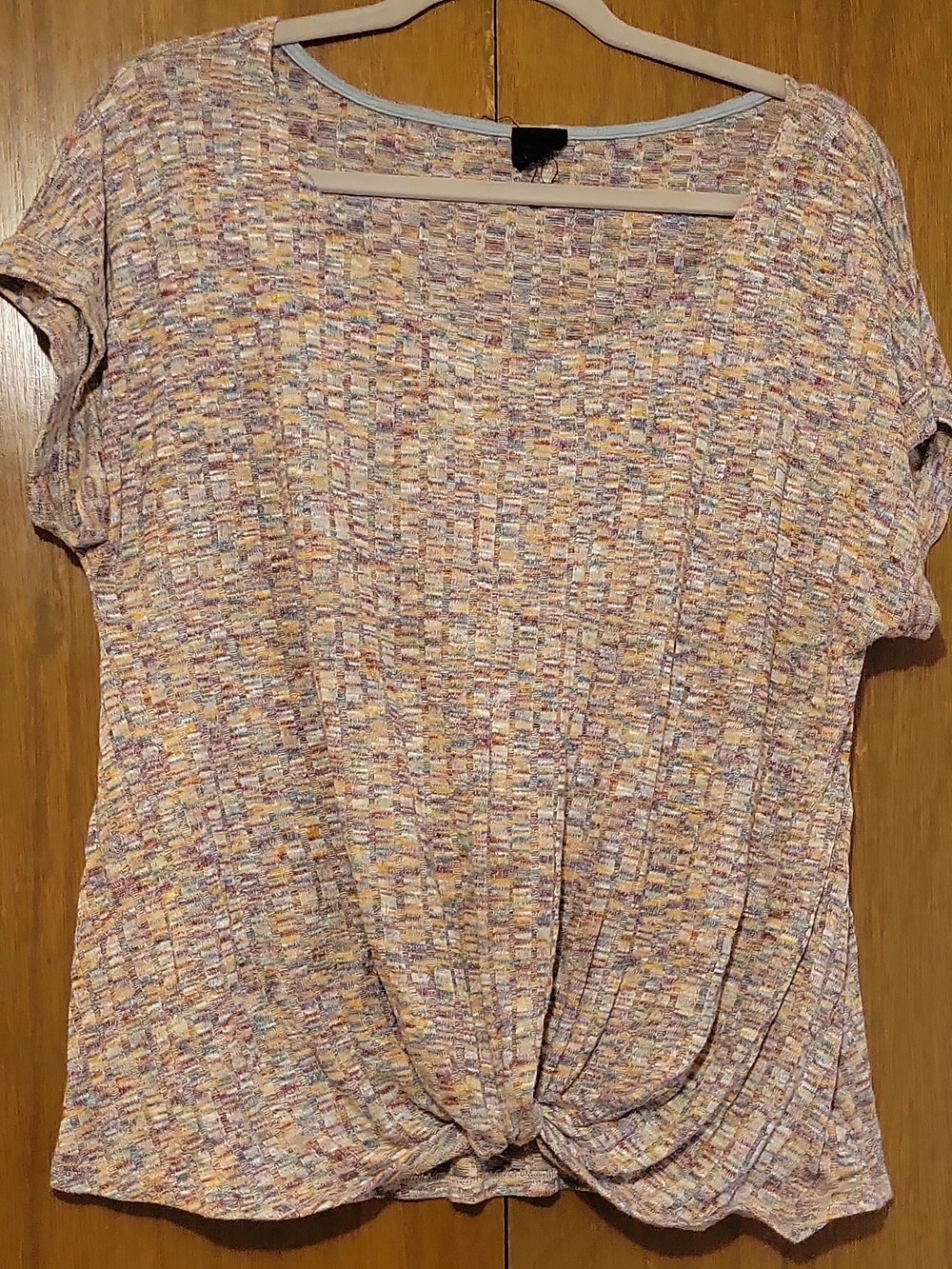 W5 Short Sleeve Twist-Hem Top in Peach Cream Lavender